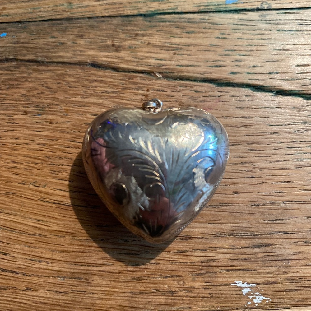 Vintage sterling silver puffy heart necklace accent